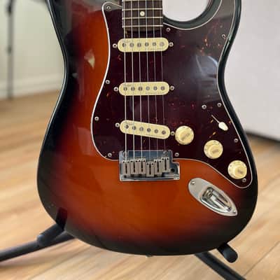 Fender American Professional II Stratocaster with Maple Fretboard 2020 - Present - 3-Color Sunburst image 3