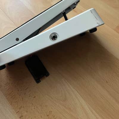 Dunlop 105Q Cry Baby Bass Wah 1999 - Present - White image 7