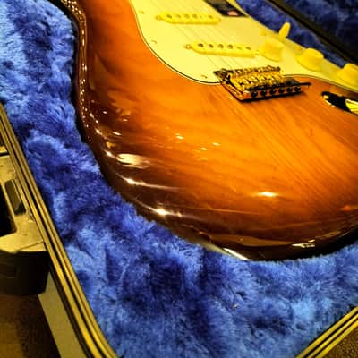 Fender 75TH ANNIVERSARY COMMEMORATIVE STRATOCASTER Maple Fingerboard, 2-Color Bourbon Burst image 6