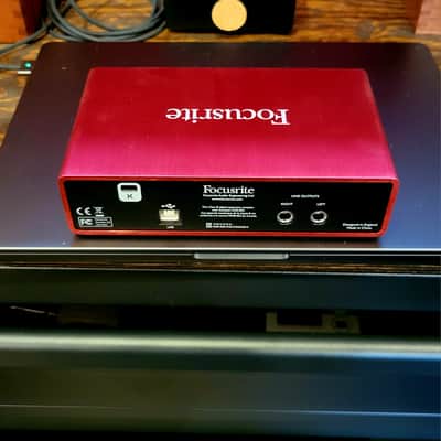 Focusrite Scarlett 2i2 2nd Gen USB Audio Interface 2016 - 2018 - Red / Black image 2
