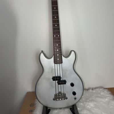 Vantage VS600B Witch Bass 1981 - Silver ( re-painted ) image 1