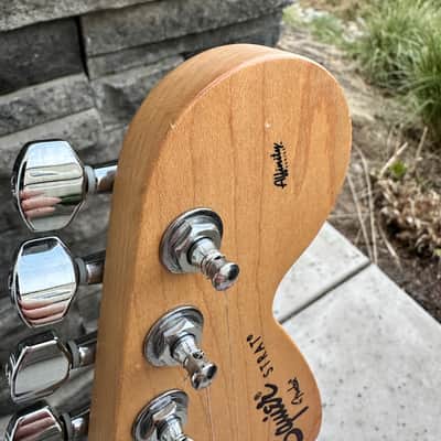Squier Hello Kitty Stratocaster 2005-2006 - Pink image 10