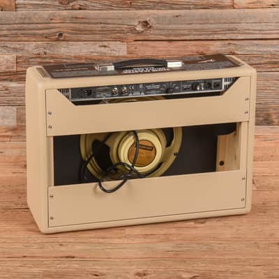 Fender Tone Master Deluxe Reverb 2-Channel 22-Watt 1x12" Guitar Combo Amp image 2