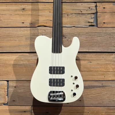 G&L ASAT Semi-Hollow Fretless Bass - Pearl White image 2