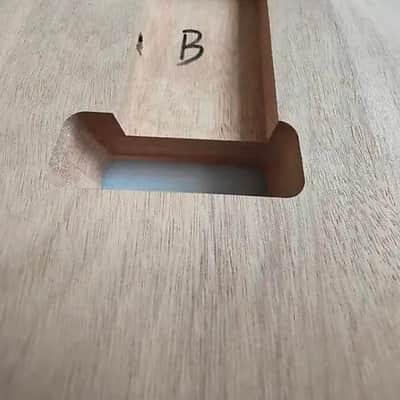 Unfinished Mahogany Wood Strat Style Guitar Solid Body with F Hole imagen 2