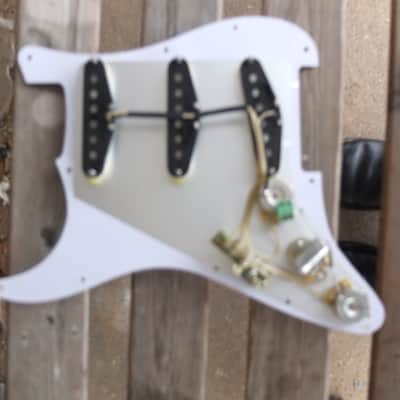 Mojotone Loaded Stratocaster Pickupguard - Tortoise image 2