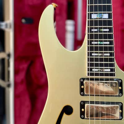Ibanez PGM333 30th Anniversary Paul Gilbert Signature 2019 - 2021 - Gold image 3