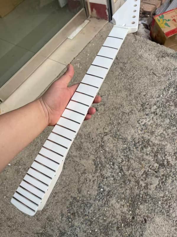Left hand Round stainless steel 22 frets White gloss finish Maple guitar neck 25.5inch hole 10mm st image 1