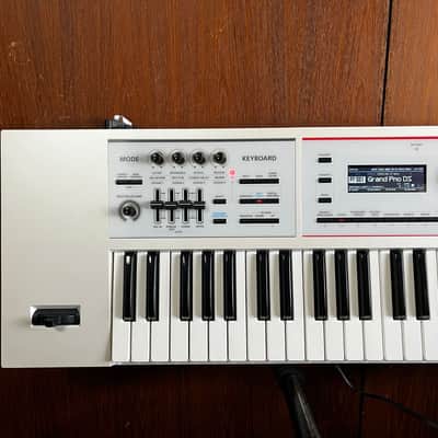 Roland JUNO-DS 61 61-key Synthesizer Special Edition White w/ gig bag juno-ds61w image 2