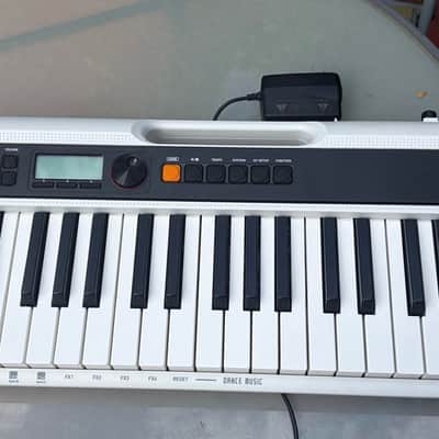Casio CT-S200 Casiotone 61-Key Portable Keyboard 2010s - White