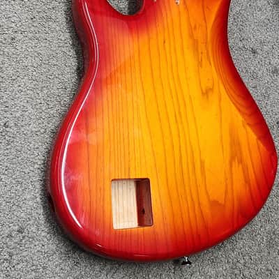Fender Dimensions 5 bass body - Sunburst image 10