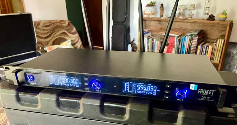 FROKET UHF WIRELESS DUAL HANDHELD TRUE DIVERSITY RACKMOUNT MICROPHONE SYSTEM T-M20 2024 - Black image 1
