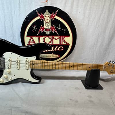 Fender American Standard Stratocaster Guitar with Case 2012 - Black / Maple neck imagen 2