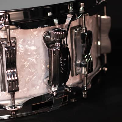 Ludwig 5" x 14" Classic Maple Snare Drum, White Marine Pearl image 3
