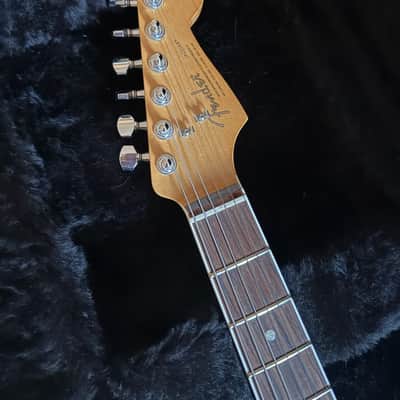 Fender Kurt Cobain Jaguar w/ Hard Case 3-Color Sunburst image 4