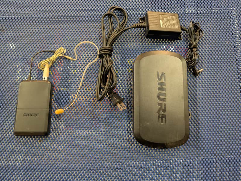 Shure PG4 K7 Wireless Receiver with Lavalier Microphone and Power Supply image 1
