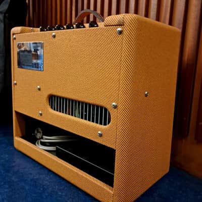 Fender Blues Junior Lacquered Tweed 15-Watt 1x12" Guitar Combo image 4