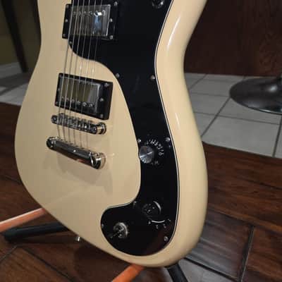 Epiphone Wilshire Phant-o-matic Antique Ivory + Fender Hard Case – Excellent Condition (Frank Iero / MCR Model) image 3