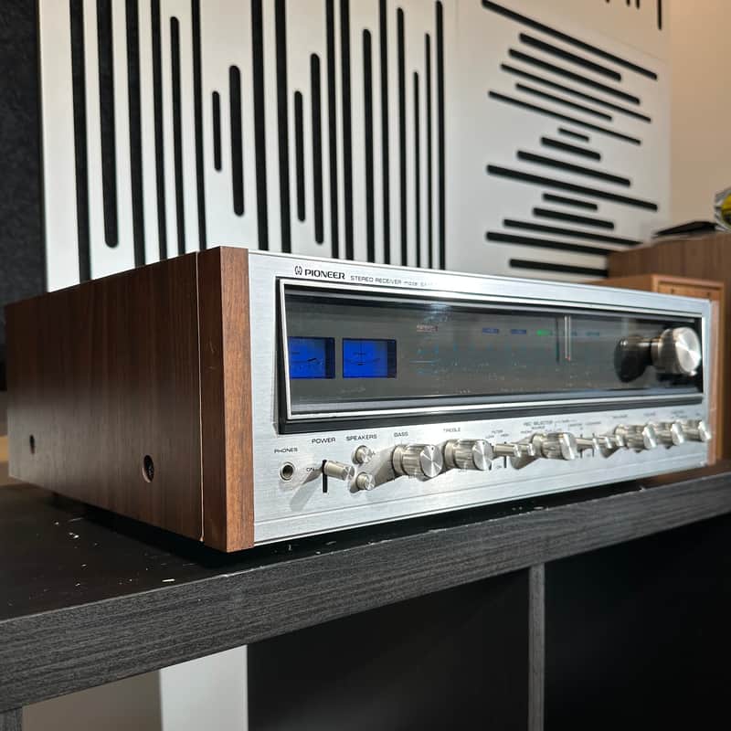 Pioneer SX-737 35-Watt Stereo Solid-State Receiver 1974 - 1976 - Silver