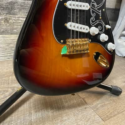 Fender Stevie Ray Vaughan Strat 3-Color Sunburst image 4
