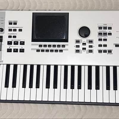 Yamaha Motif XF 6 Production Synthesizer -  White Used in mint condition