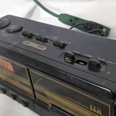 Soundesign Model 3827 AM-FM Electronic Clock Radio Cassette Player image 7