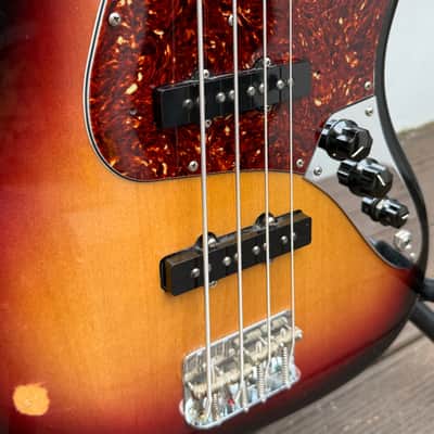 Fender AVRI '62 Jazz Bass 2006 in 3-Color Sunburst image 8
