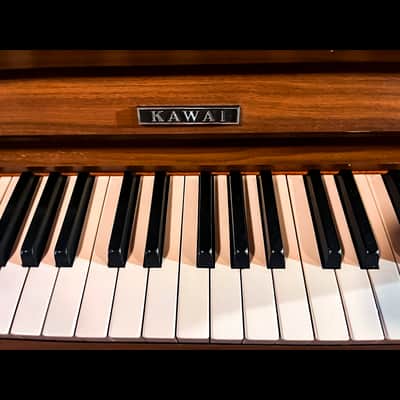 Elegant Acoustic Harmony: Kawai Upright Piano Bild 5