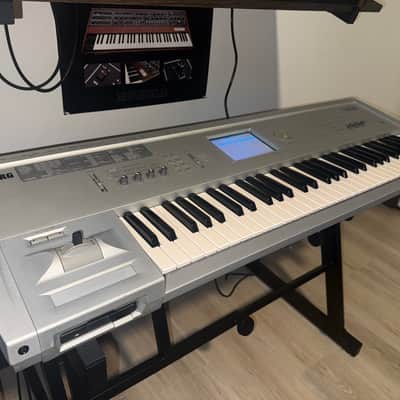 Korg Triton Classic 61-Key Workstation Synthesizer Silver image 3