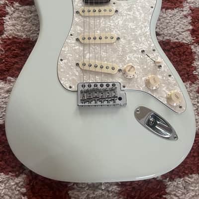Fender Deluxe Roadhouse Stratocaster with Rosewood Fretboard 2014 - 2015 - Sonic Blue image 2