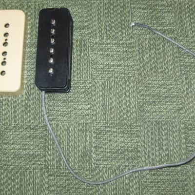 mostly very clean 1990s Gibson P-100 Soapbar pickup with Creme Cover (but can sell with black cover instead) NO mounting screws 6.3k - ideal for NECK position (2 conductor, solder connect) a P100 is a stacked humbucker that's hum-cancelling image 2