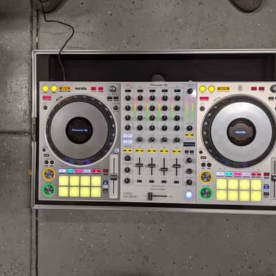 Pioneer DDJ-1000 SRT-W (Limited Edition White)  plus an Odyssey flight case image 4