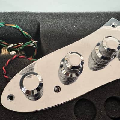 John East J-Retro Deluxe Bass Preamp | Jazz Bass Deluxe - Chrome image 1