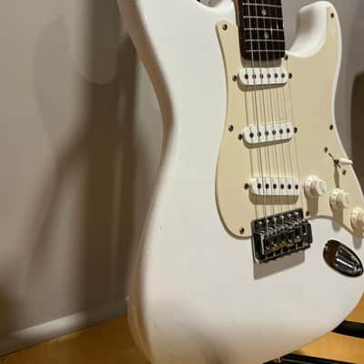 Squier Bullet Series Standard Stratocaster 1995 - 1996 - Arctic White image 14
