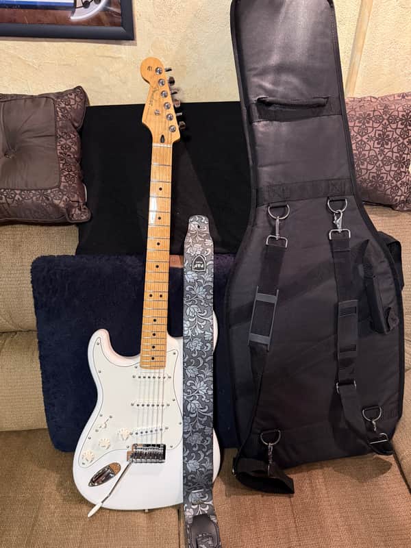 Fender LEFT HANDED Stratocaster Player MIM - Polar White image 1