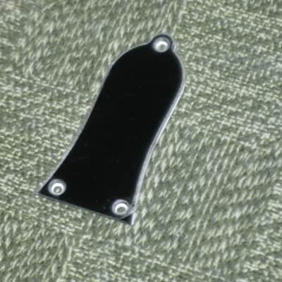 open package (near A+) unknown brand Epiphone 3 Hole Truss Rod Cover, blank (NO info), 2 ply (black front side / white bevelled edge, & white back side), bell shape + silver screws (TOP SIDE of cover has clear plastic over it), from 2020s image 18