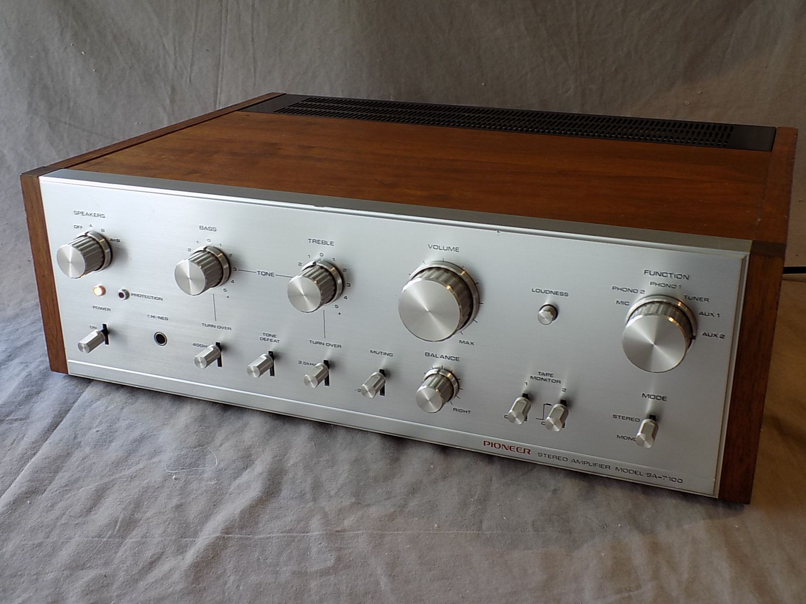 Pioneer SA-7100 20-Watt Stereo Solid-State Integrated Amplifier