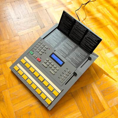 Alesis HR-16 High Sample Rate 16-Bit Drum Machine with original manual + original p.supply and blue led display! image 17