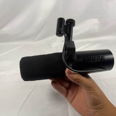 Shure SM7dB Cardioid Dynamic Microphone with Built-In Preamp 2023 - Present - Black image 2