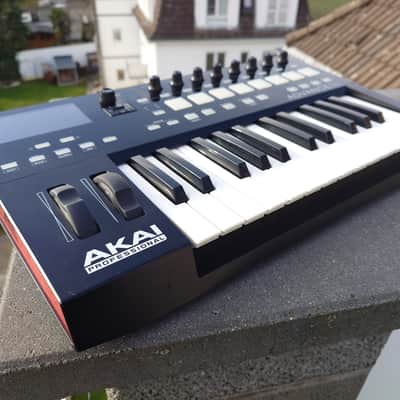 Akai Advance 25 Keyboard Controller 2010s - Black image 1