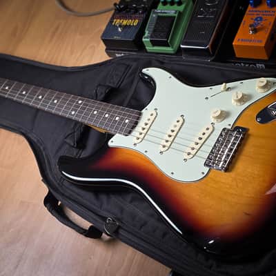 2015 Fender Classic Series 60s Stratocaster 7lbs 5oz 3 Tone Sunburst w/Gig Bag image 2