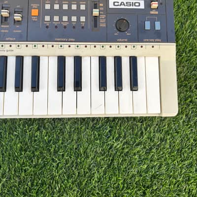 Casio MT-70 Casiotone 49-Key Synthesizer 1982 - 1984 - White / Black image 4