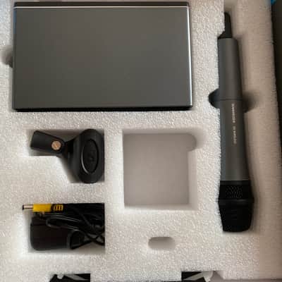 Sennheiser XSW 1-835 Wireless Vocal Set with e835 Dynamic Microphone - Band A (548-572 MHz) 2010s - Black image 3