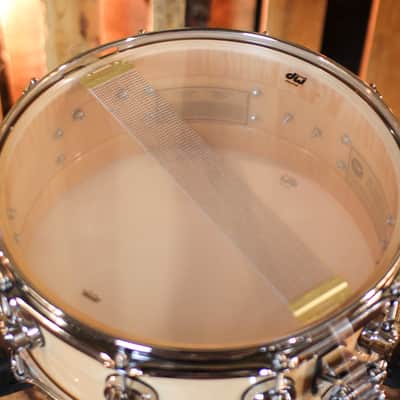 DW 5.5x14 Collector's Maple VLT Natural Lacquer Snare Drum - SO#1424773 image 5