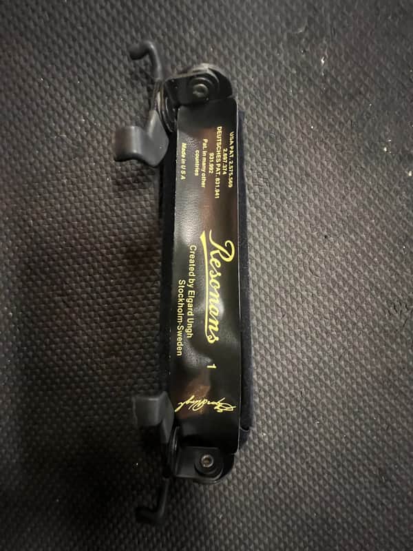 Resonans Low 1/4 Violin Shoulder Rest Black Velvet image 1