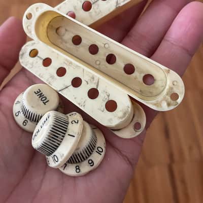 Aged Fender knobs and pickup covers set, Cream, relic, aged, Stratocaster, 59 Parts image 4