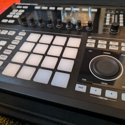 Native Instruments Maschine Studio 2010s - Black image 3