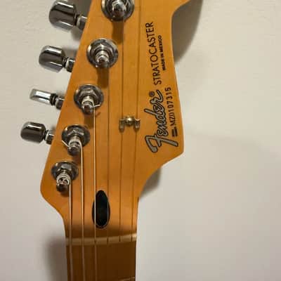 Fender Standard Stratocaster with Maple Fretboard 1998 - 2005 - Brown Sunburst image 2