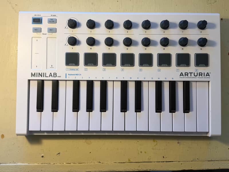 Arturia MiniLab MkII 25-Key MIDI Controller 2017 - Present - White image 1