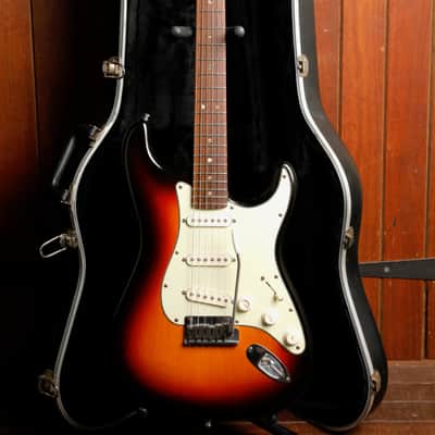 Fender American Deluxe Stratocaster 3-Colour Sunburst Electric Guitar 2006 Pre-Owned image 2